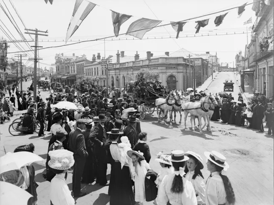 1911 Crowds celebrate the coronation of George V The Press 29942057