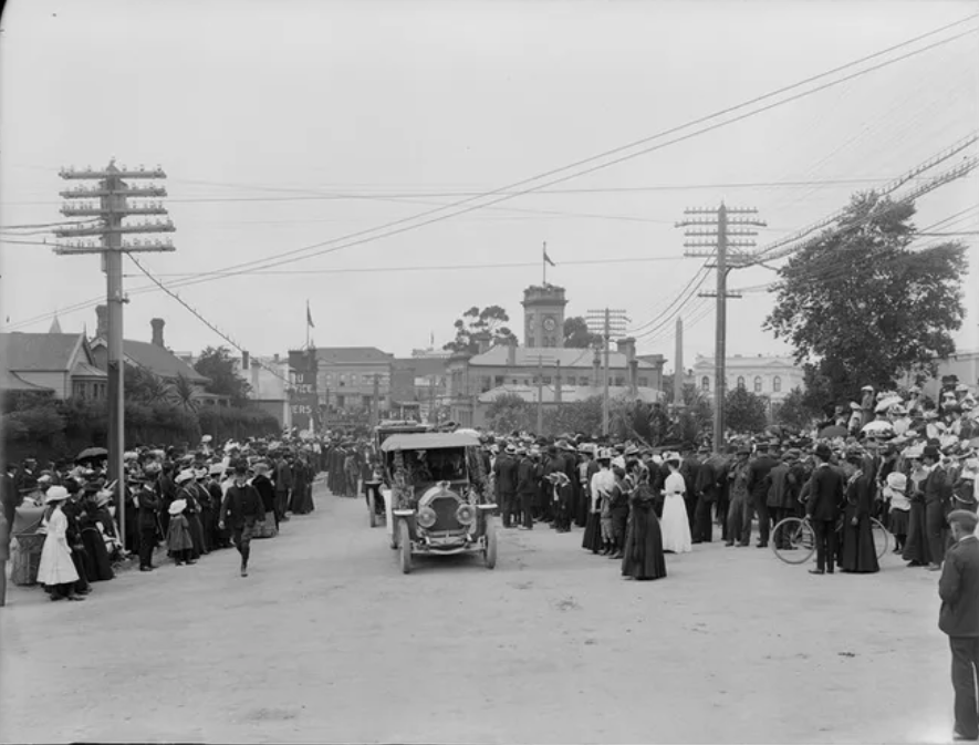 1911 Crowds celebrate the coronation of George V The Press 29943474