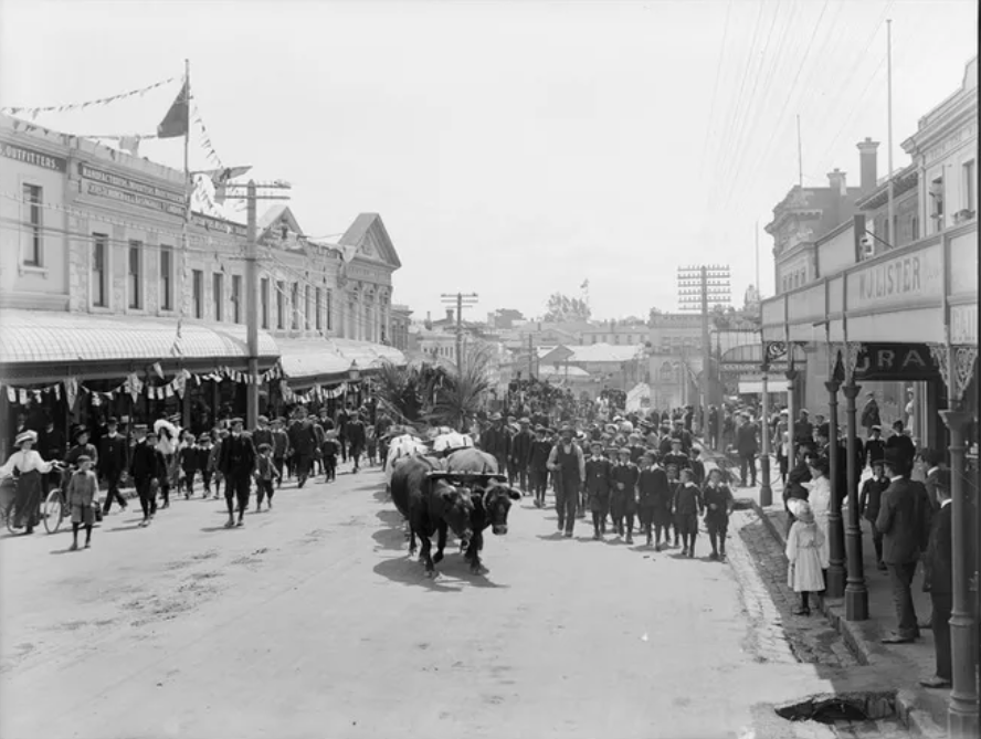 1911 Crowds celebrate the coronation of George V The Press 29947403