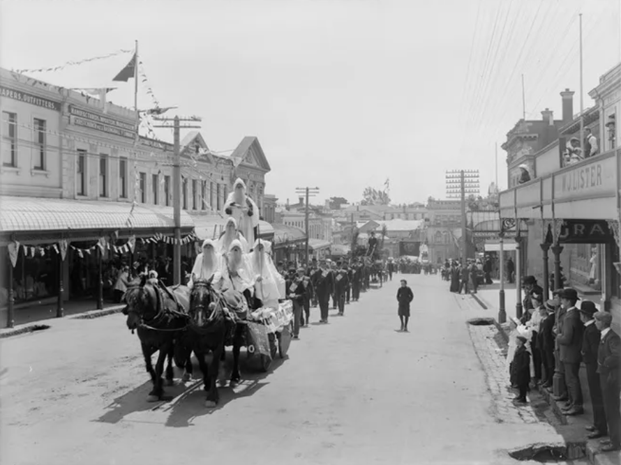 1911 Crowds celebrate the coronation of George V The Press 29947461