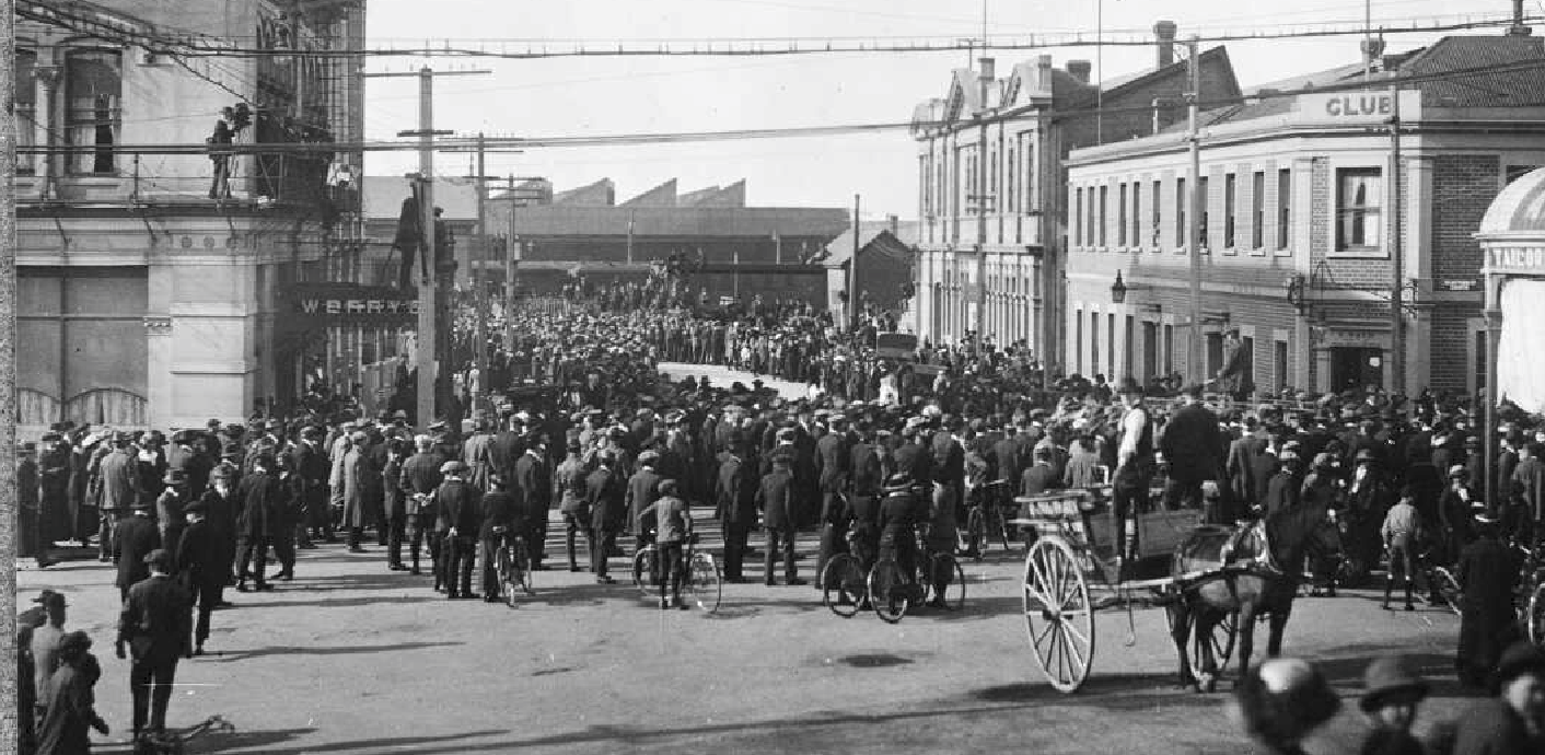 1914 Crowds gather as people leave for war at the Timaru Railway Station Alexander Turnbull Library 1 2 049274F