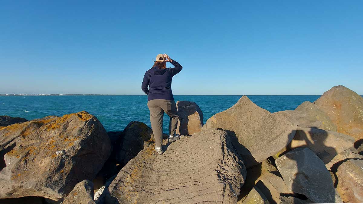 Becky Kenner looks to the ocean from timaru port Roselyn Fauth 20250122 200104
