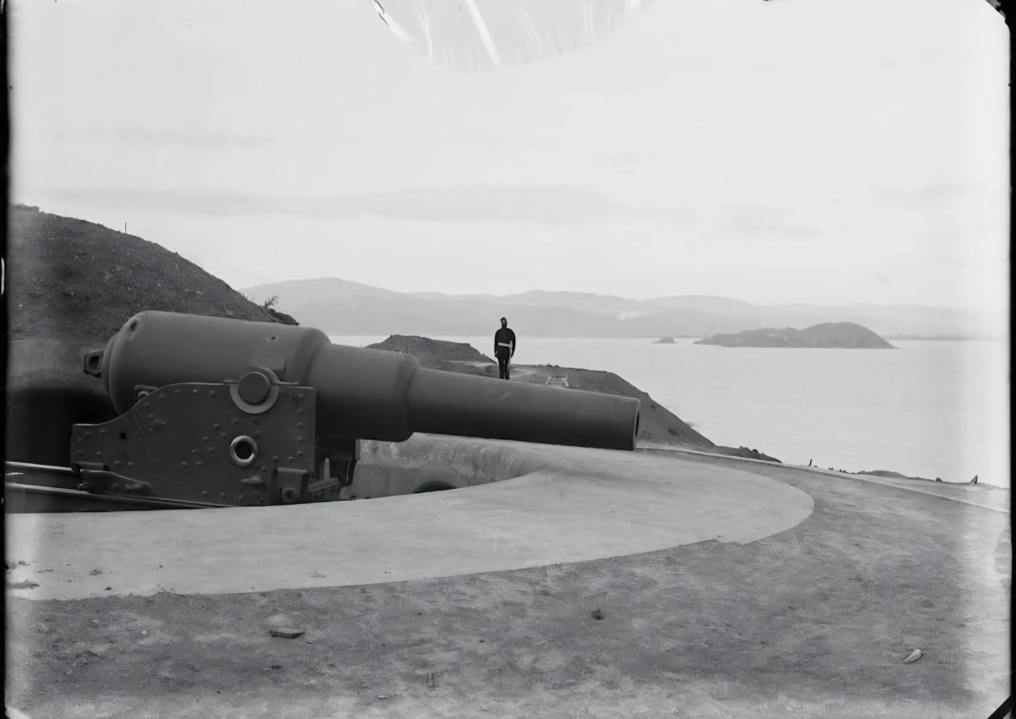 Fort Buckley at Kaiwharrawharra This is the same type of gun that was at Patiti Point Timaru except they used 40 railway sleepers for the platform NZ Remembrance Army