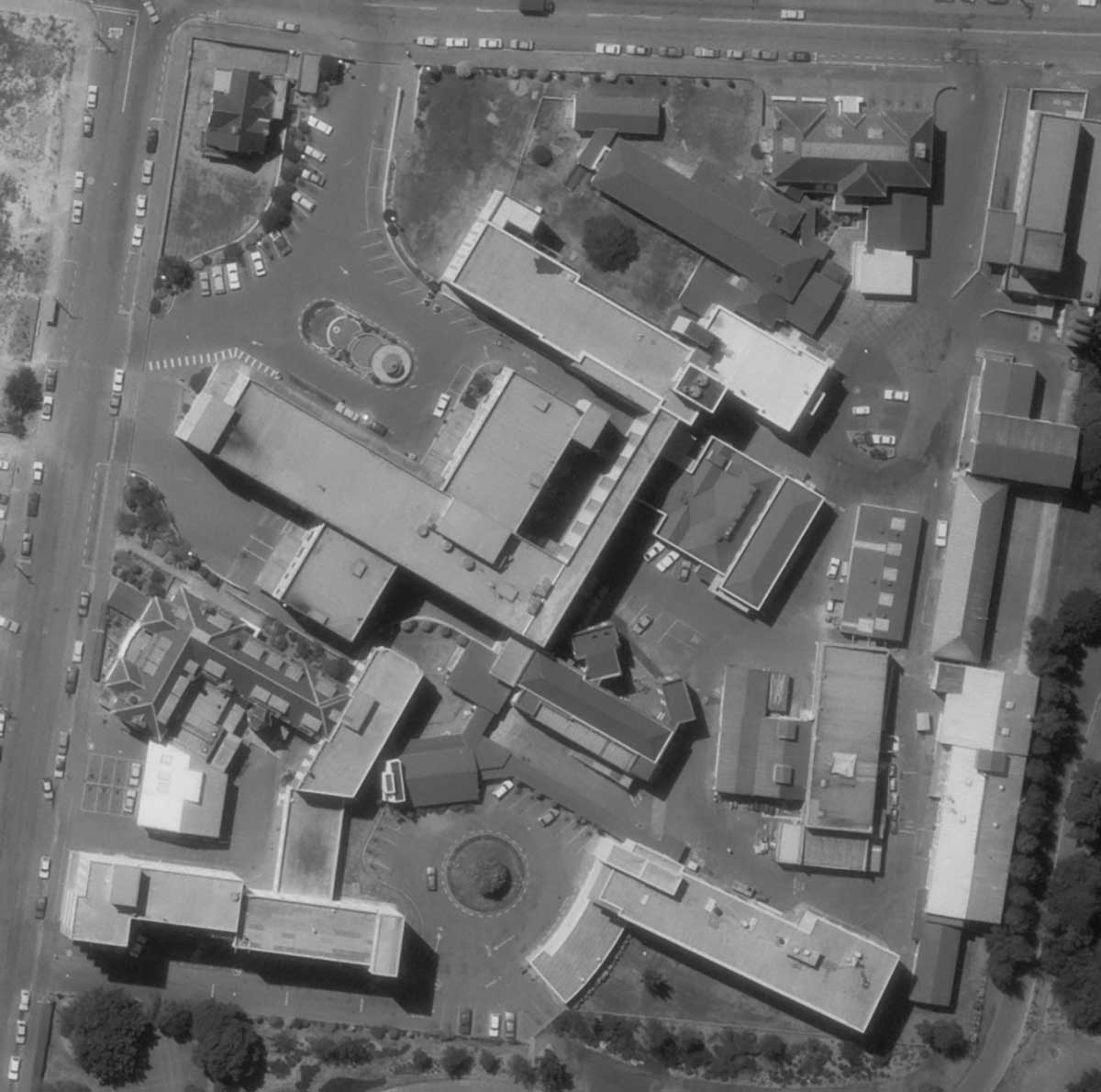 Timaru Hosptial 1985 Retrolens with the fountain