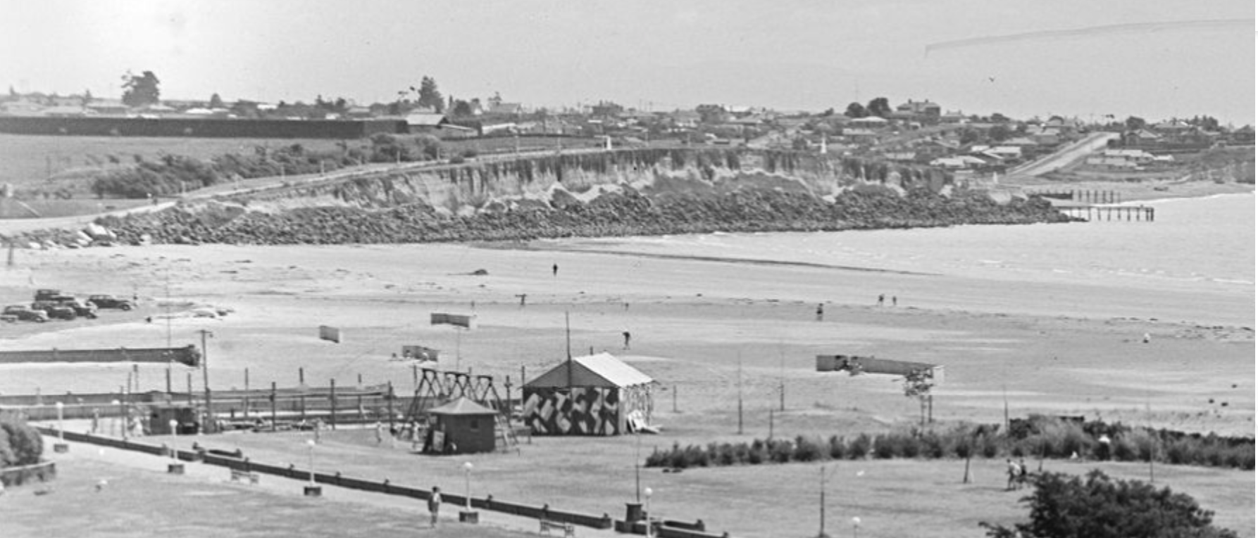 Crop from Caroline Bay William Beatie photo 1941 navigation system on benvenue cliffs Auckland Libraries Heritage Collections 1370 464 05